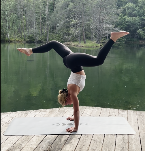 Handstand auf der Movasana Anti-Rutsch Yoga-Matte auf einem Holzsteg am See