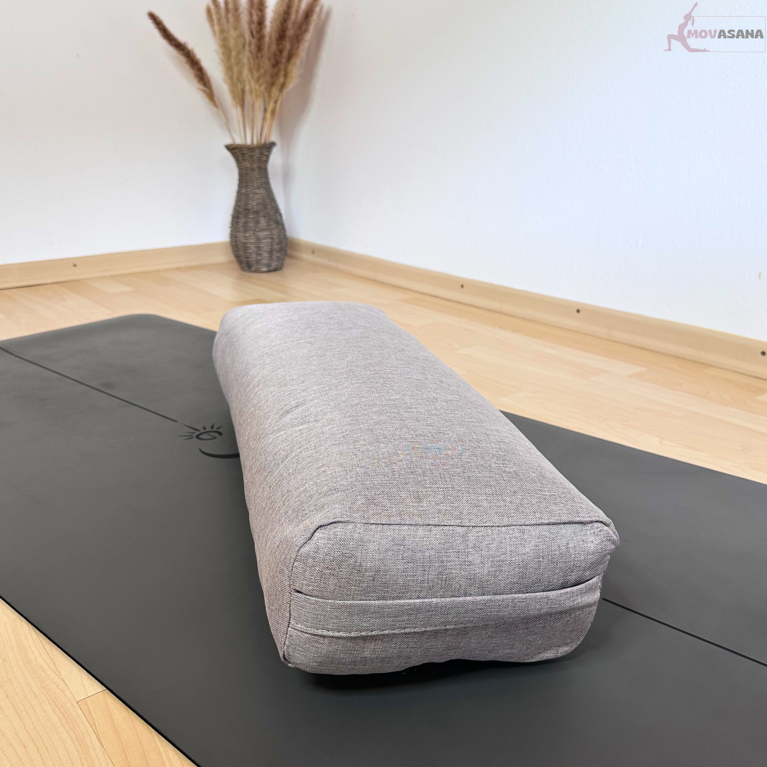 Movasana Yoga Bolster in Grau in Dreiviertelansicht, Tragegriff an der Stirnseite sichtbar