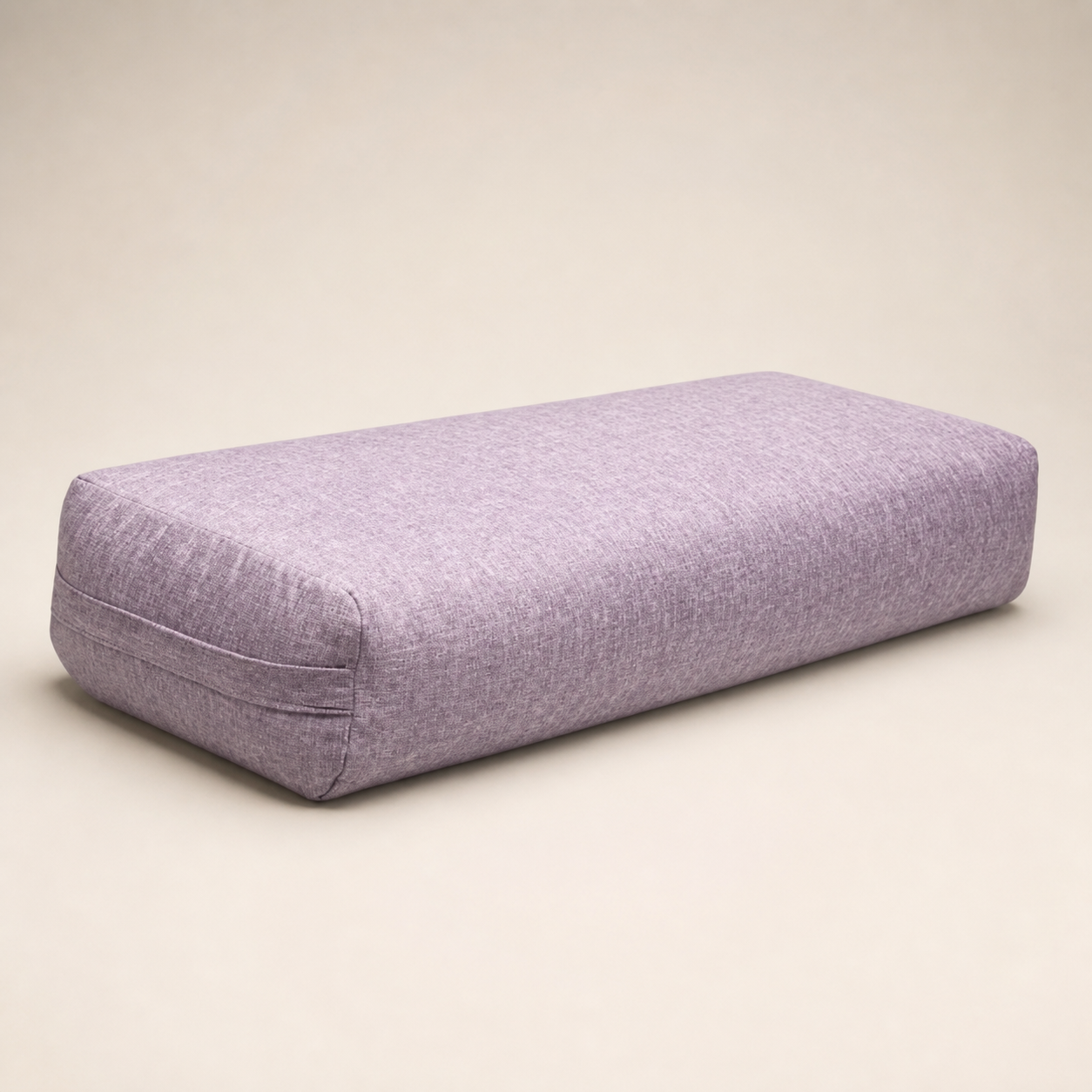 Movasana Yoga Bolster in Lila auf nahtlosem Studiogrund, Dreiviertelansicht