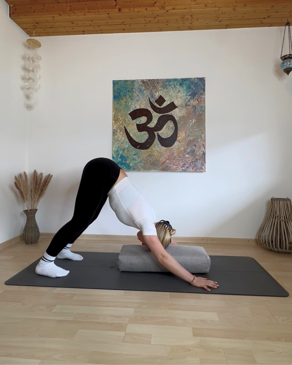 Yoga-Pose mit dem Movasana Yoga Bolster