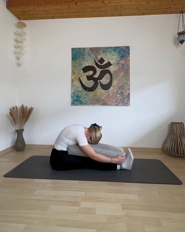 Yoga-Pose mit dem Movasana Yoga Bolster