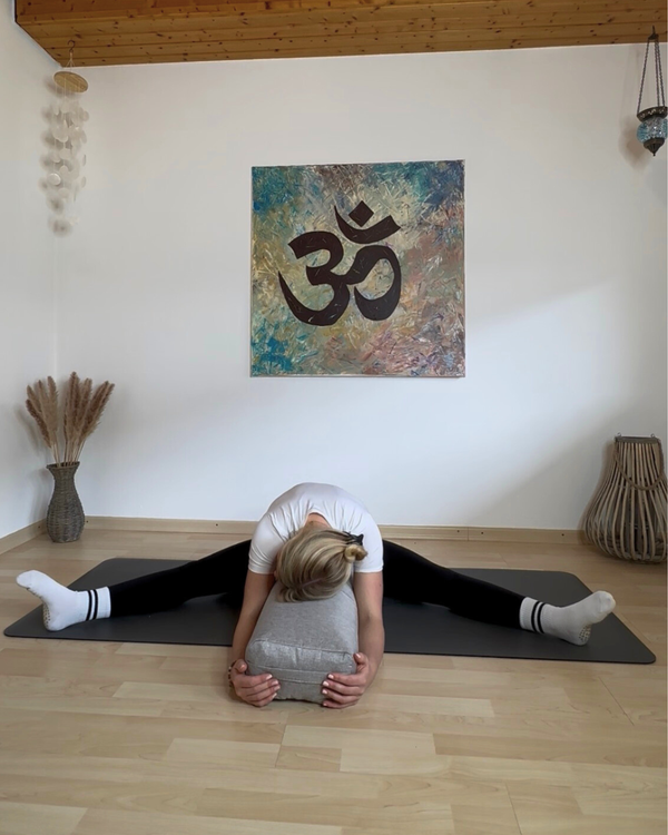 Yoga-Pose mit dem Movasana Yoga Bolster