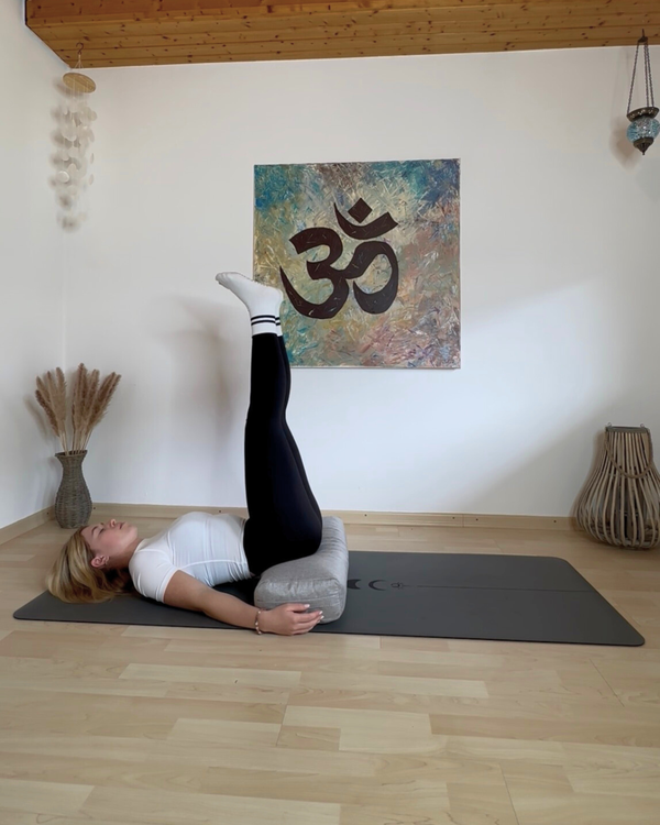 Yoga-Pose mit dem Movasana Yoga Bolster