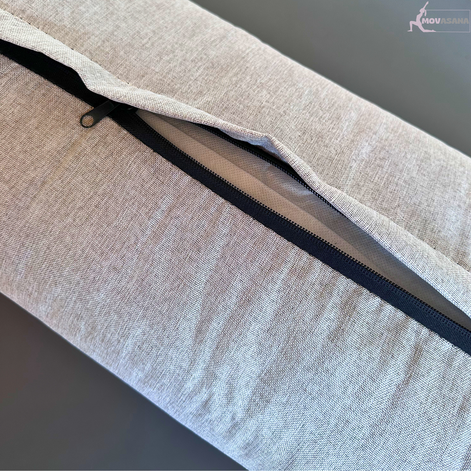 Geöffneter Reißverschluss des Movasana Yoga Bolster im Makro, Innenbezug sichtbar