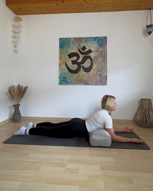 Yoga-Pose mit dem Movasana Yoga Bolster