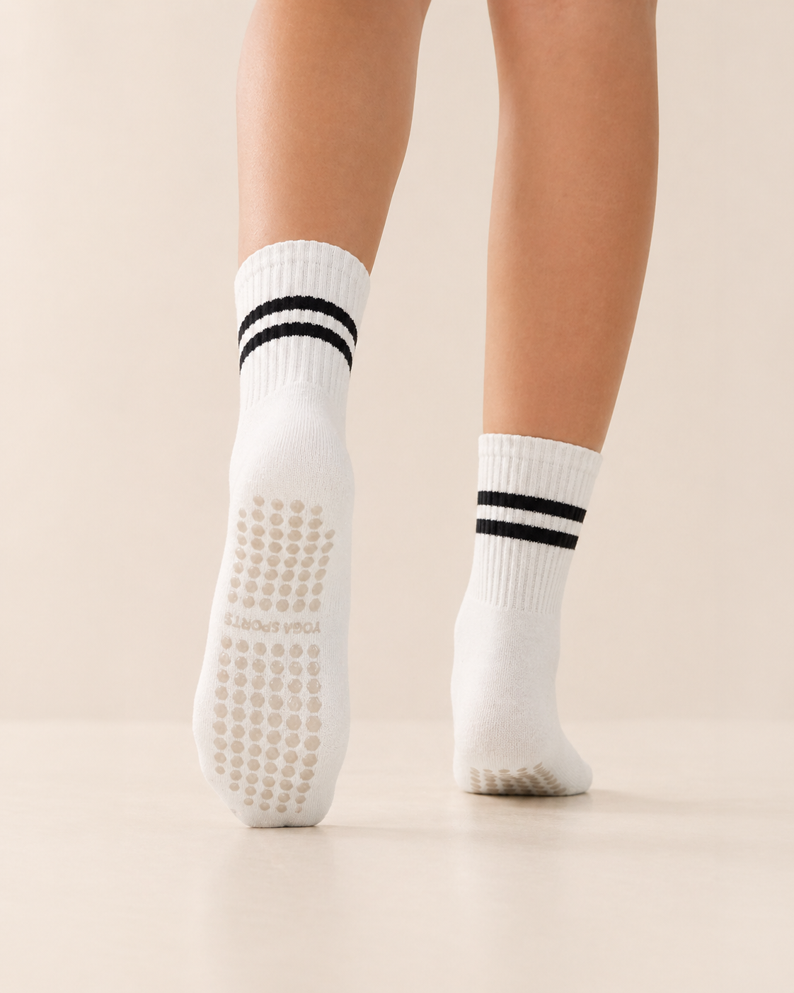 Movasana Anti-Rutsch Socken in Weiß von schräg hinten, Noppensohle des hinteren Fußes sichtbar