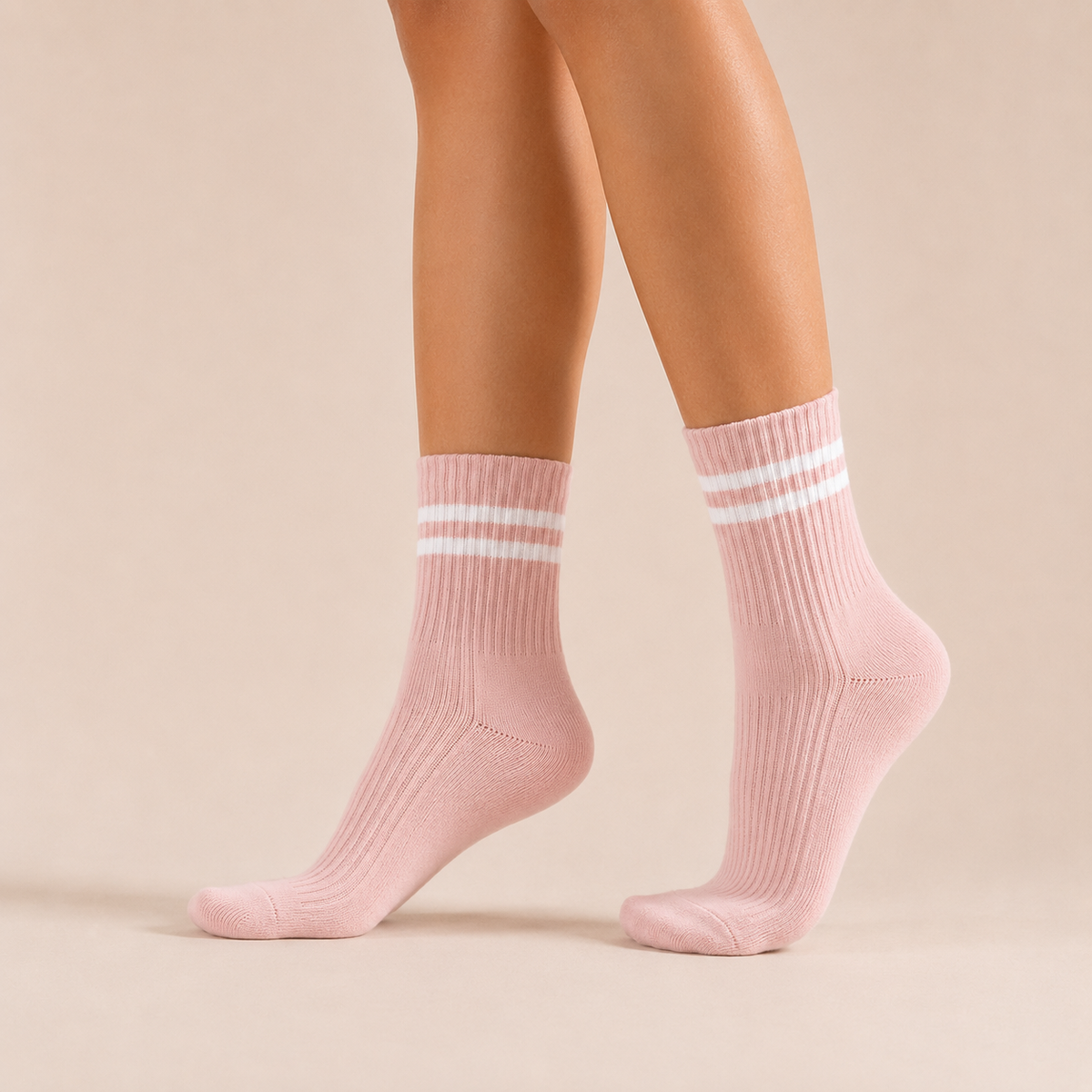 Movasana Anti-Rutsch Socken in Rosa von hinten, beide Fersen angehoben