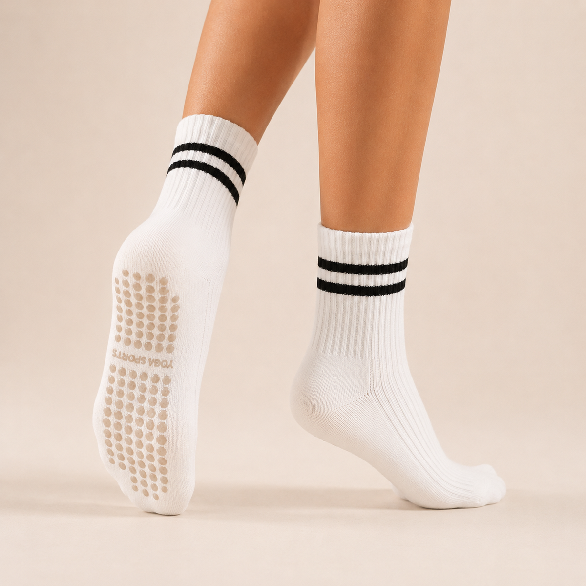 Movasana Anti-Rutsch Socken in Weiß, Noppensohle im Zehenstand sichtbar