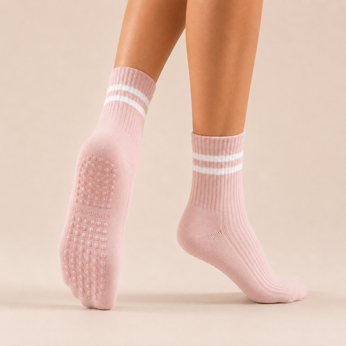 Movasana Anti-Rutsch Socken in Rosa mit weißen Ringeln, Seitenansicht im Zehenstand