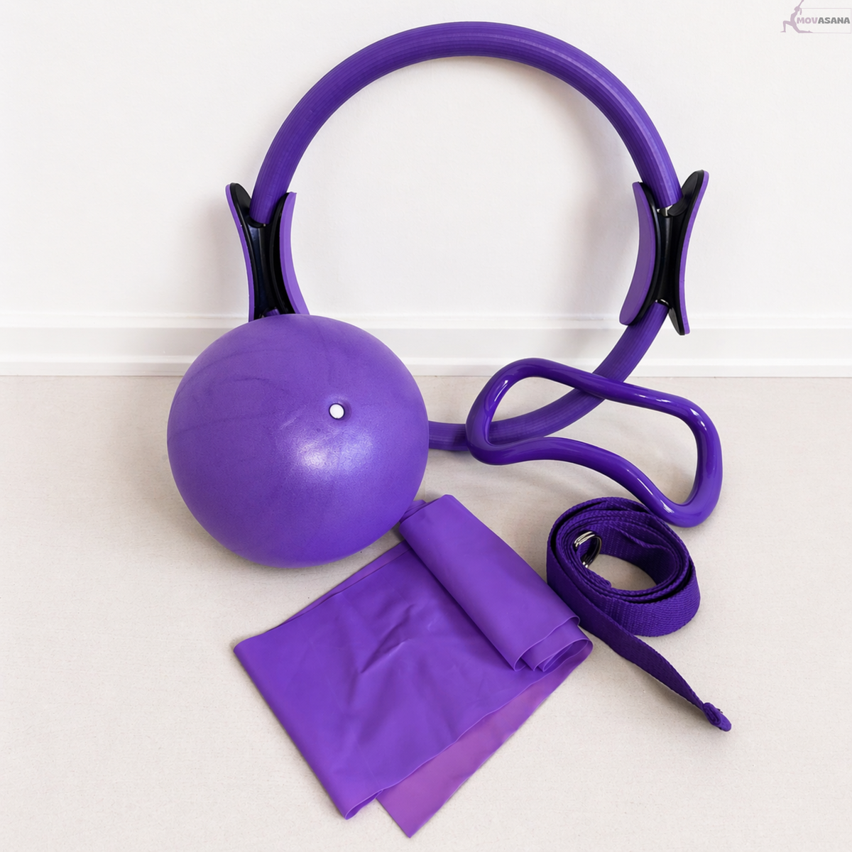 Pilates-Set in Lila mit Ring, Ball, Gummiband, Stretch-Ring und Gurt