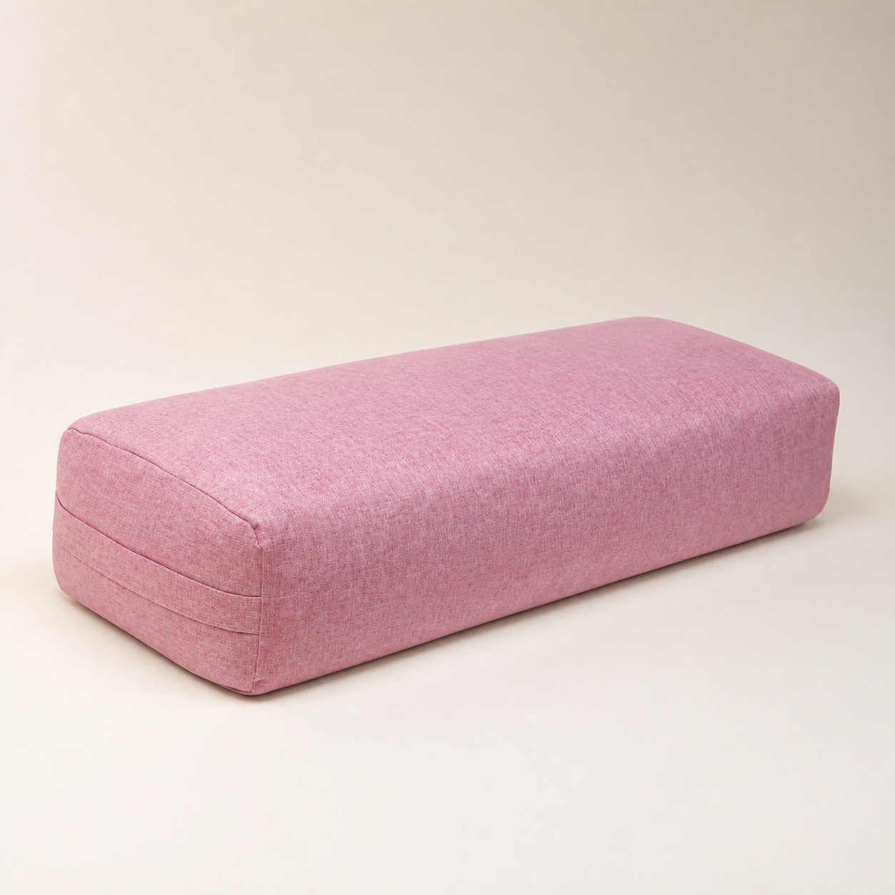 Movasana Yoga Bolster in Rosa auf nahtlosem Studiogrund, Dreiviertelansicht