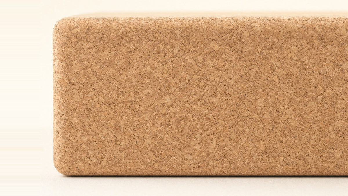 Standkante eines Movasana-Kork-Blocks, Naturkork mit sichtbarem Granulat