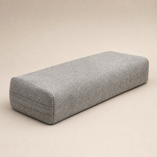 Movasana Yoga Bolster in Grau auf nahtlosem Studiogrund, Dreiviertelansicht