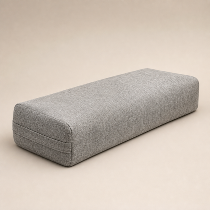 Movasana Yoga Bolster in Grau auf nahtlosem Studiogrund, Dreiviertelansicht